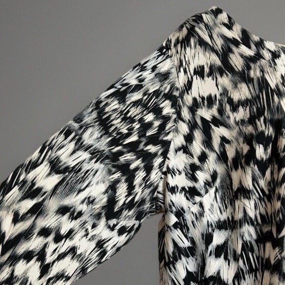 Susan Graver Liquid Knit Black White Abstract Jewel Neck Tunic Top 2X A282079 - Picture 4 of 8